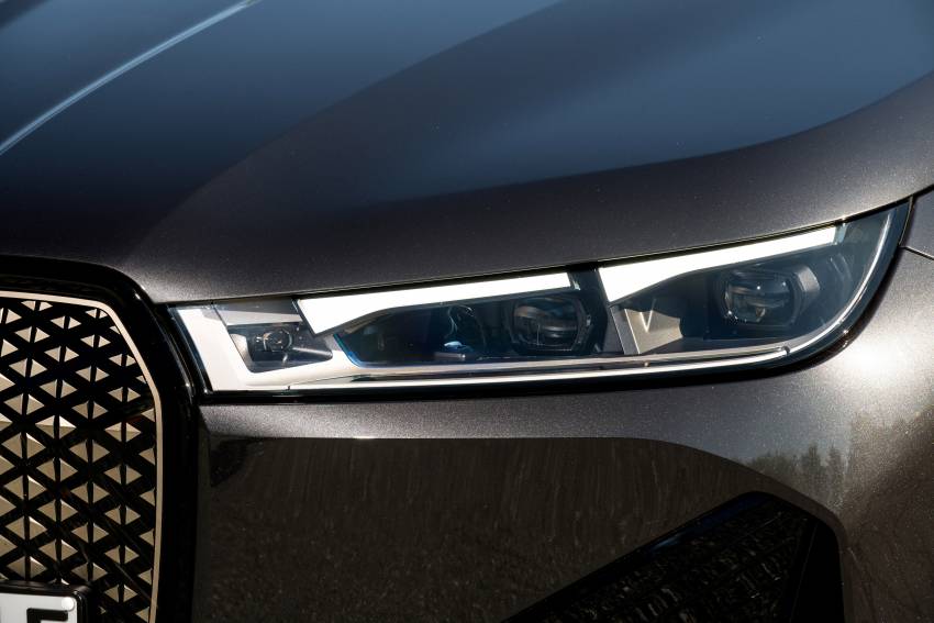 GALERI: BMW iX xDrive50 Sport dalam warna Mineral White dan Sophisto Grey — perincian SUV elektrik 1353078