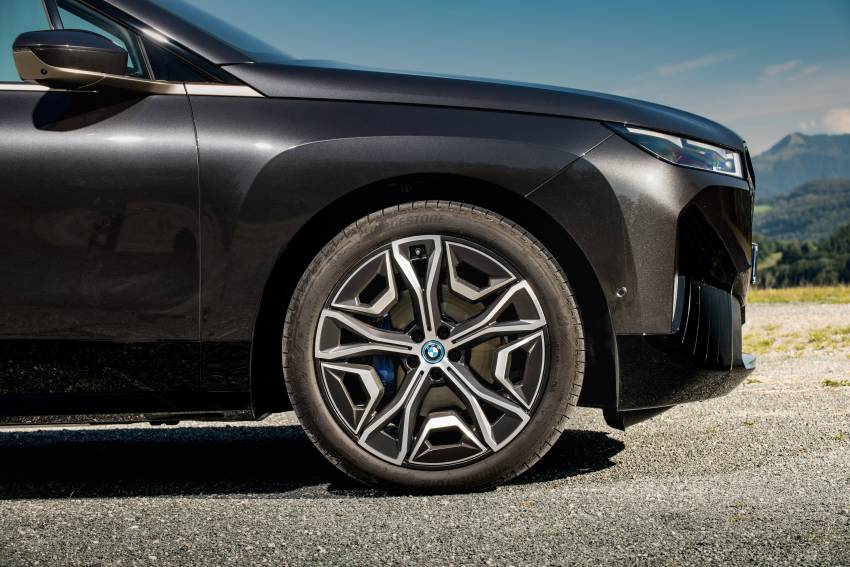 GALERI: BMW iX xDrive50 Sport dalam warna Mineral White dan Sophisto Grey — perincian SUV elektrik 1353085