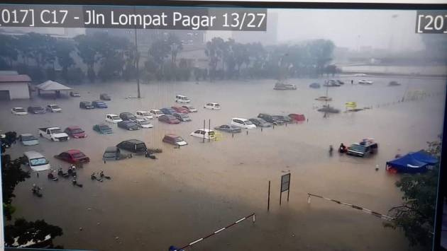 Flash floods hit Shah Alam – car owners without special perils insurance coverage face hefty bills