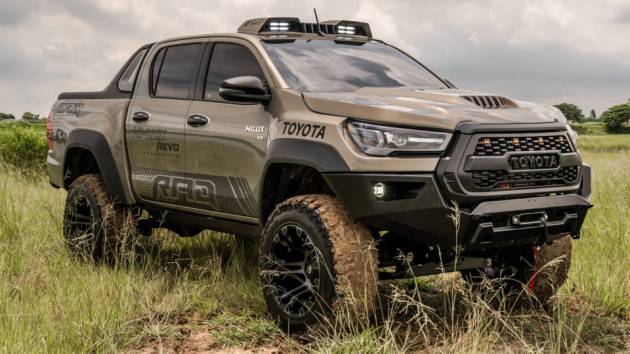Versterker ZuidAmerika Hilarisch Toyota Hilux gets modifications from Thai outfit Rad - lift kit and  widebody, plus deployable side steps - paultan.org