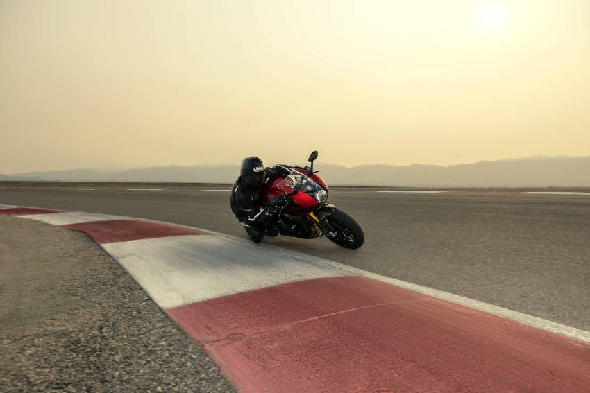 Triumph Speed Triple 1200RR didedah sepenuhnya – penampilan ala cafe racer, enjin tiga silinder 1,160 cc 1346817