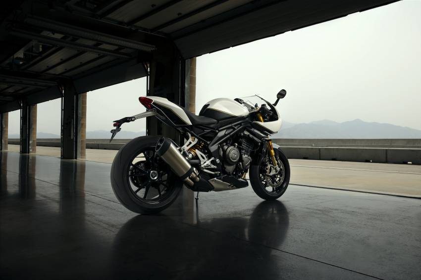 Triumph Speed Triple 1200RR didedah sepenuhnya – penampilan ala cafe racer, enjin tiga silinder 1,160 cc 1346811