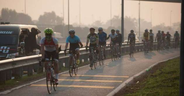 Cycling on highways in Malaysia – up to RM5,000 fine, or 12 month term in prison, says PDRM