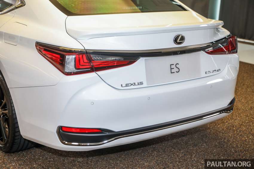 Lexus ES 250 <em>facelift</em> 2022 dilancarkan di Malaysia — Premium, Luxury dan F Sport baru, harga dari RM296k Image #1360814