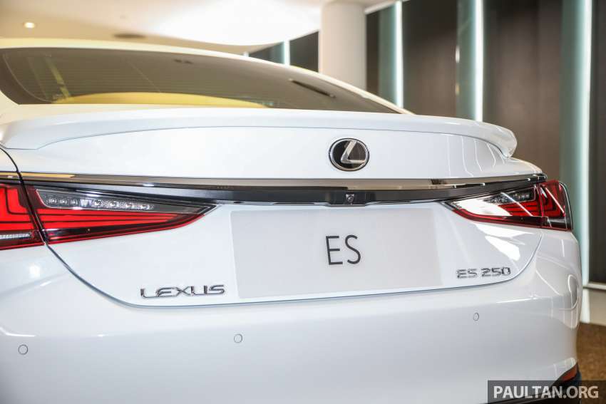 Lexus ES 250 <em>facelift</em> 2022 dilancarkan di Malaysia — Premium, Luxury dan F Sport baru, harga dari RM296k Image #1360818
