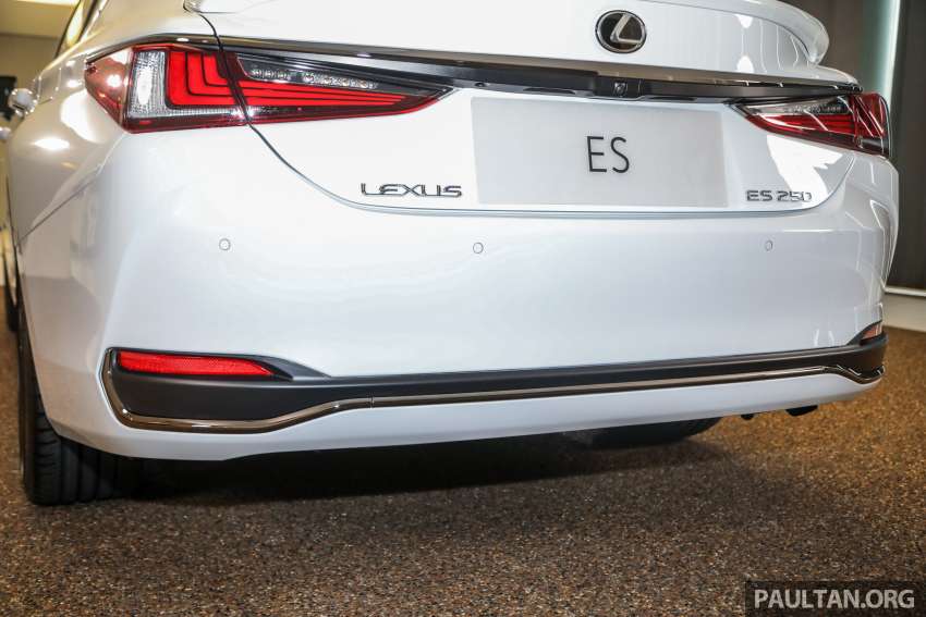 Lexus ES 250 <em>facelift</em> 2022 dilancarkan di Malaysia — Premium, Luxury dan F Sport baru, harga dari RM296k Image #1360819