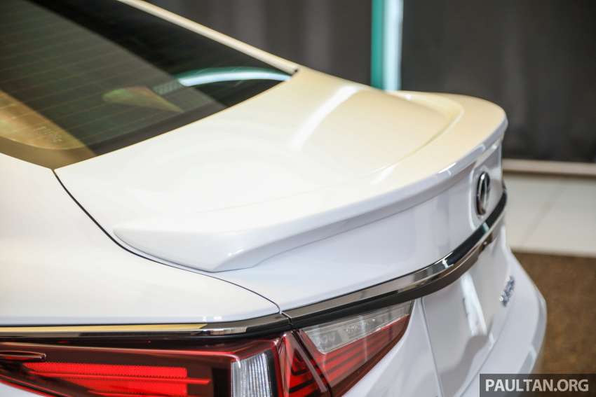Lexus ES 250 <em>facelift</em> 2022 dilancarkan di Malaysia — Premium, Luxury dan F Sport baru, harga dari RM296k 1360820