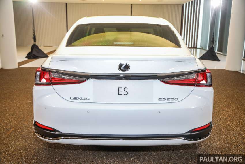 Lexus ES 250 <em>facelift</em> 2022 dilancarkan di Malaysia — Premium, Luxury dan F Sport baru, harga dari RM296k Image #1360797