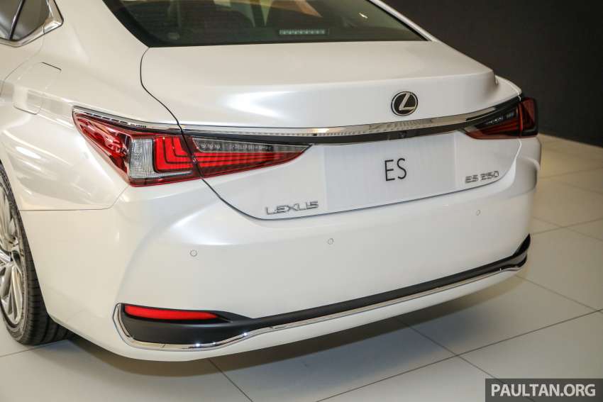Lexus ES 250 <em>facelift</em> 2022 dilancarkan di Malaysia — Premium, Luxury dan F Sport baru, harga dari RM296k 1360929