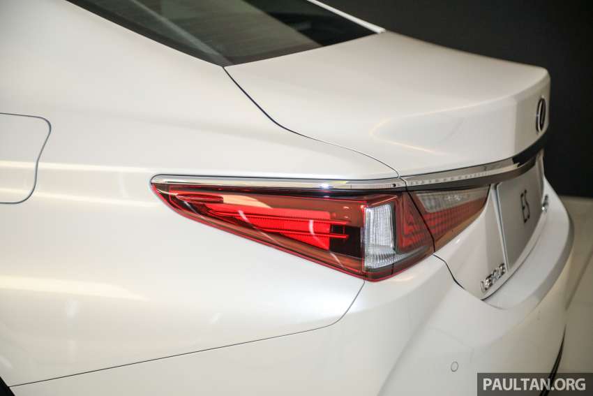 Lexus ES 250 <em>facelift</em> 2022 dilancarkan di Malaysia — Premium, Luxury dan F Sport baru, harga dari RM296k Image #1360931