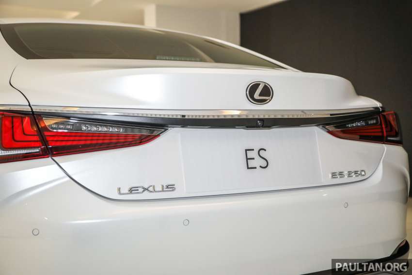 Lexus ES 250 <em>facelift</em> 2022 dilancarkan di Malaysia — Premium, Luxury dan F Sport baru, harga dari RM296k Image #1360932
