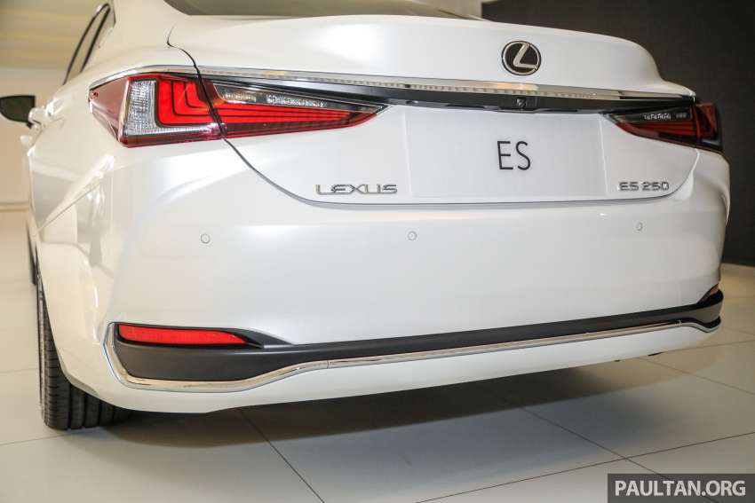 Lexus ES 250 <em>facelift</em> 2022 dilancarkan di Malaysia — Premium, Luxury dan F Sport baru, harga dari RM296k Image #1360933