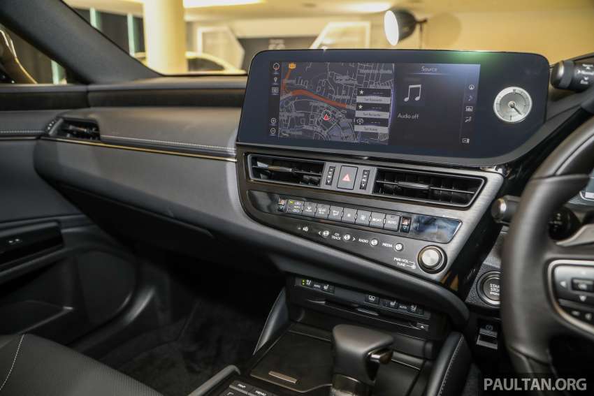 Lexus ES 250 <em>facelift</em> 2022 dilancarkan di Malaysia — Premium, Luxury dan F Sport baru, harga dari RM296k 1360951