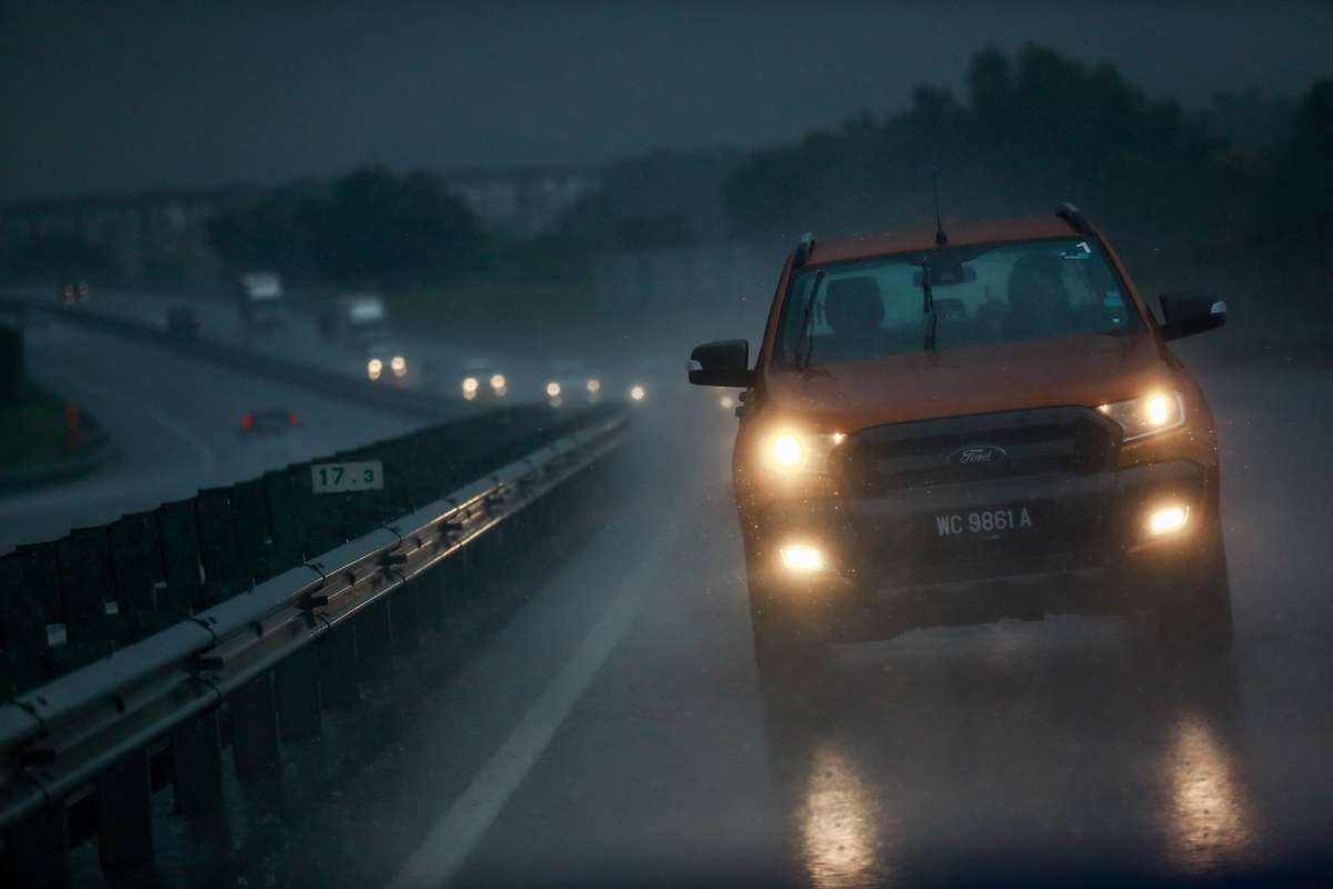 Re: [問題] 大雨中行駛國道到底要不要打雙黃燈？