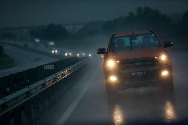 Jangan menyalakan lampu amaran bahaya ketika memandu dalam keadaan hujan lebat – polis