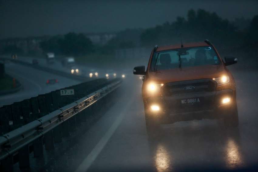 Jangan menyalakan lampu amaran bahaya ketika memandu dalam keadaan hujan lebat – polis Image #1366420