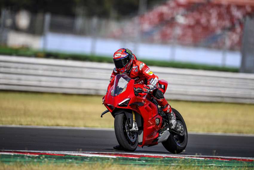 2022 Ducati Panigale V4 debuts – 215.5 hp, revised gearing; updates for improved on-track performance Image #1383644