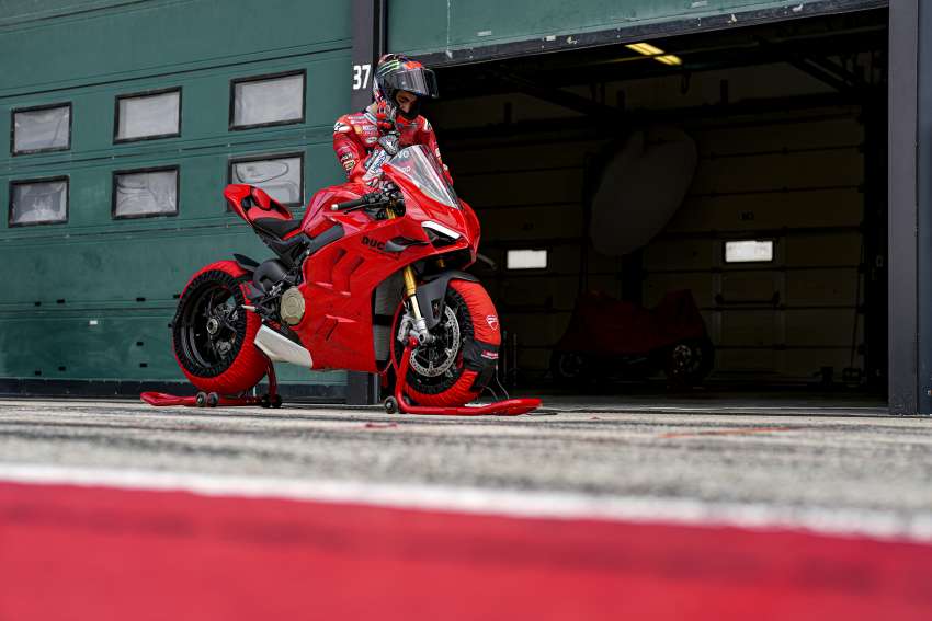 2022 Ducati Panigale V4 debuts – 215.5 hp, revised gearing; updates for improved on-track performance 1383645