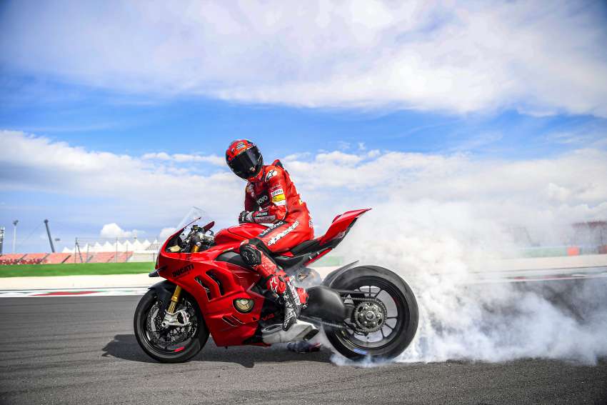 2022 Ducati Panigale V4 debuts – 215.5 hp, revised gearing; updates for improved on-track performance 1383646