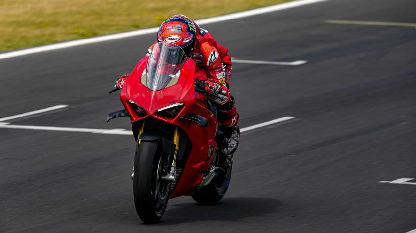 2022 Ducati Panigale V4 debuts – 215.5 hp, revised gearing; updates for improved on-track performance Image #1383652