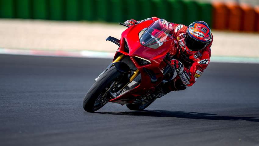 2022 Ducati Panigale V4 debuts – 215.5 hp, revised gearing; updates for improved on-track performance Image #1383649