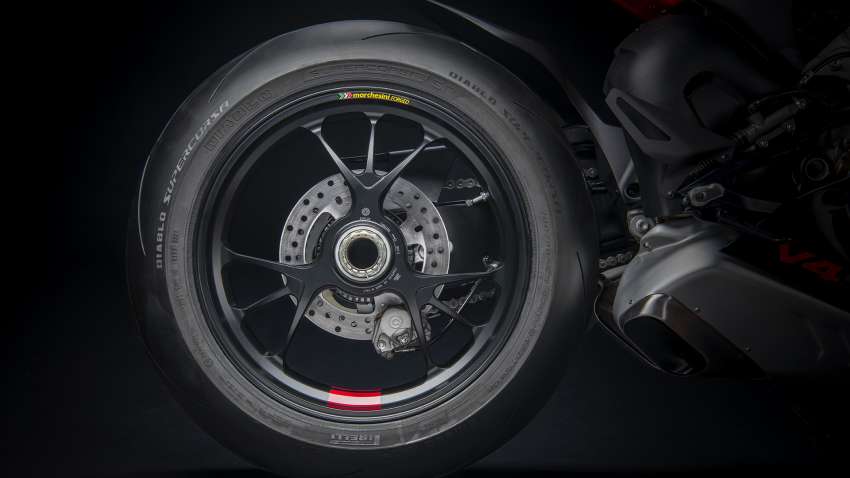 2022 Ducati Panigale V4 debuts – 215.5 hp, revised gearing; updates for improved on-track performance 1383629