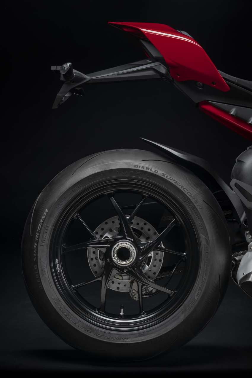 2022 Ducati Panigale V4 debuts – 215.5 hp, revised gearing; updates for improved on-track performance Image #1383995