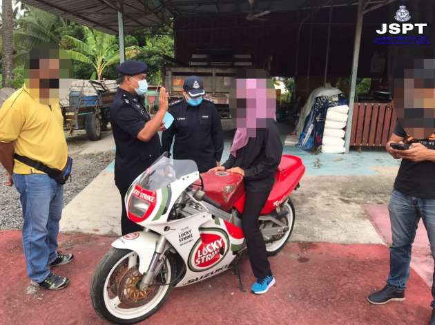 Video tular kanak-kanak tunggang motosikal tanpa helmet – polis ambil tindakan, saman bapa dan anak