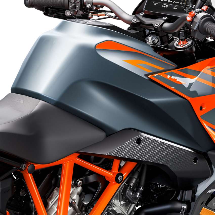 KTM 1290 Super Duke GT dipertingkat – dapat skrin TFT baru dengan sistem navigasi TBT+, 175 hp 1385772