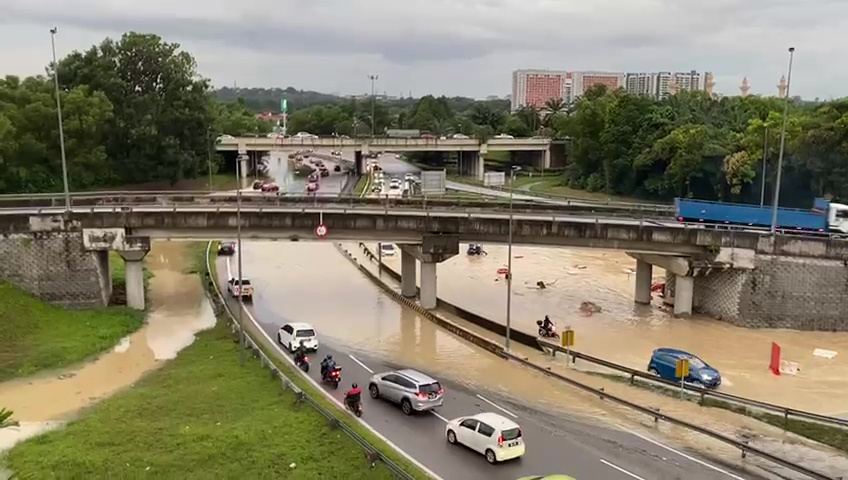 Flooding on NKVE, ELITE near Bukit Jelutong, Shah Alam – find an alternative route or delay your journey Image #1395374