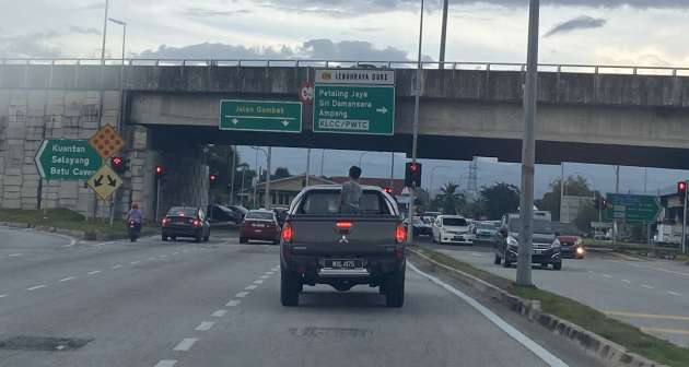Satu tindakan bodoh biarkan kanak-kanak di belakang trak, keluarkan kepala dari sunroof ketika atas jalan