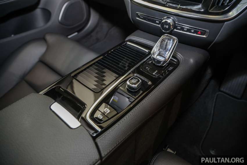 2022 Volvo V60 Recharge T8 Inscription in Malaysian showroom – plug-in hybrid wagon priced at RM287k Image #1403031