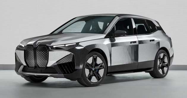 BMW iX Flow – magic wrap changes colour on demand