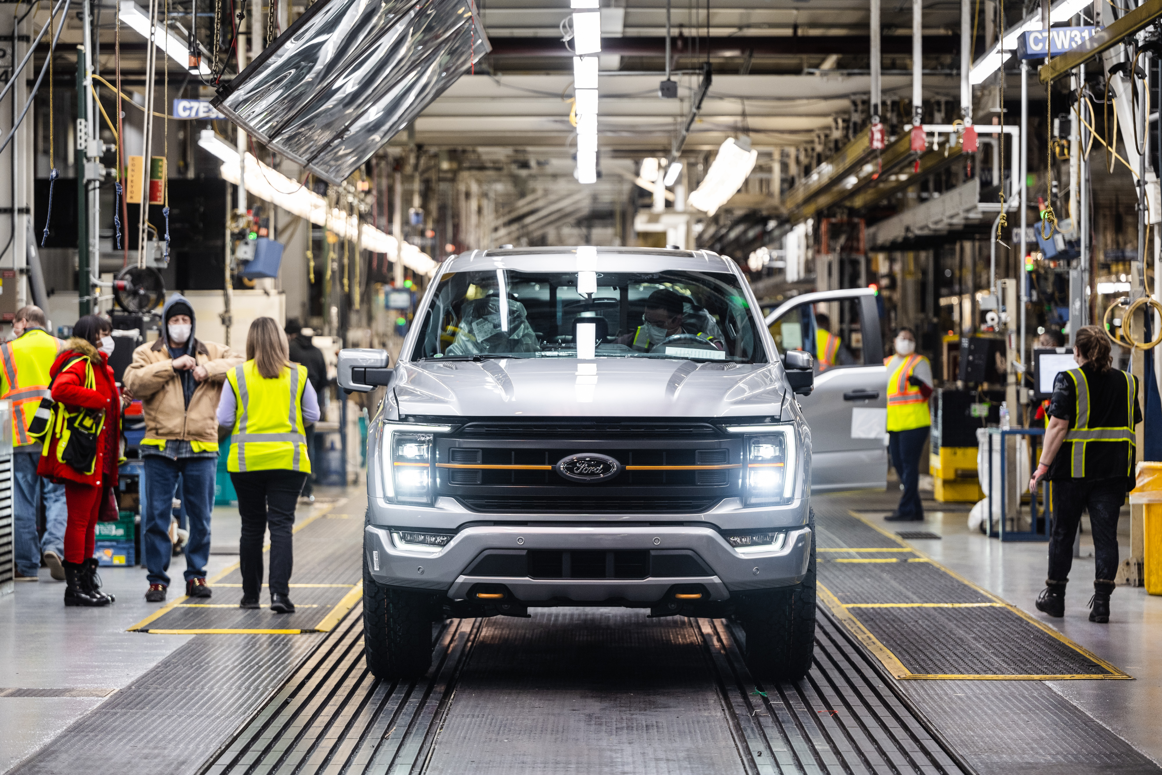Американский рынок машин. Завод Форд в США. Форд пикап электромобиль. Самый продаваемый автомобиль в США 2022. Производство машин 2022.