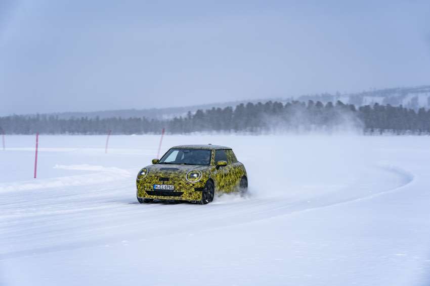 2023 MINI 3-Door EV hatchback testing ahead of debut; new dashboard architecture, minimalist styling 1436411