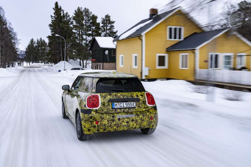 2023 MINI 3-Door EV hatchback testing ahead of debut; new dashboard architecture, minimalist styling 1436486