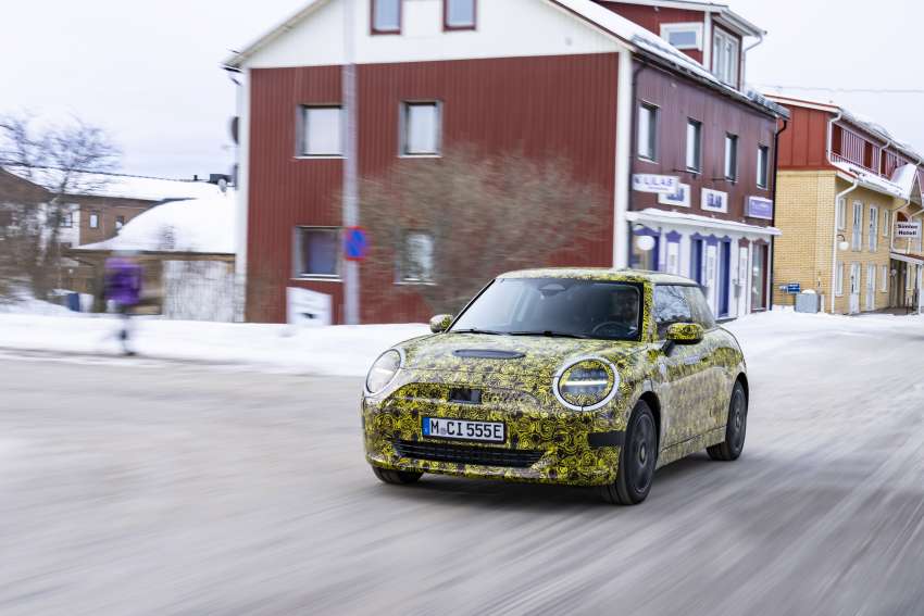 2023 MINI 3-Door EV hatchback testing ahead of debut; new dashboard architecture, minimalist styling 1436493