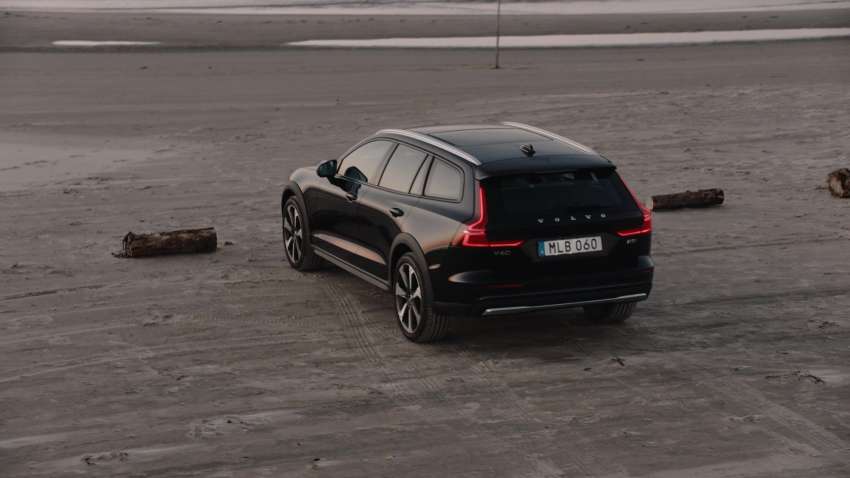 2023 Volvo S60, V60 revealed – no more R-Design, tailpipes; PHEVs get bigger battery and 90 km range Image #1429090