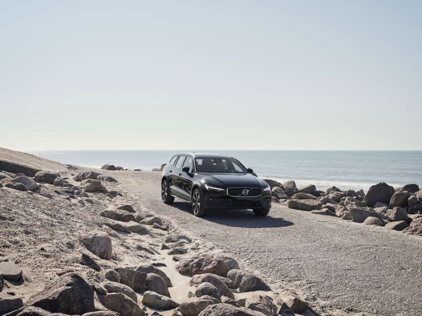 2023 Volvo S60, V60 revealed – no more R-Design, tailpipes; PHEVs get bigger battery and 90 km range 1429082