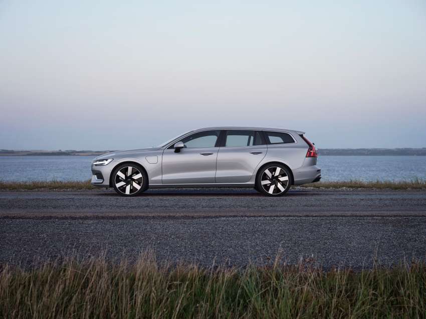 2023 Volvo S60, V60 revealed – no more R-Design, tailpipes; PHEVs get bigger battery and 90 km range Image #1429076