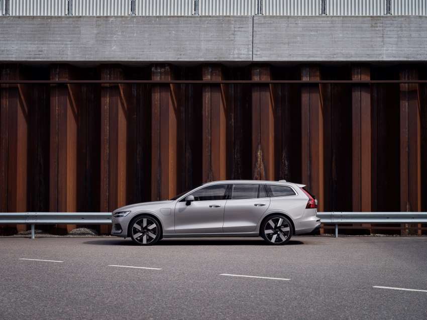 2023 Volvo S60, V60 revealed – no more R-Design, tailpipes; PHEVs get bigger battery and 90 km range Image #1429079