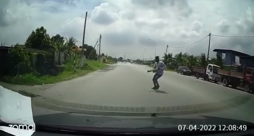 Man throws himself on moving car, group of witnesses suddenly appear – scammers foiled by dashcam video 1444427