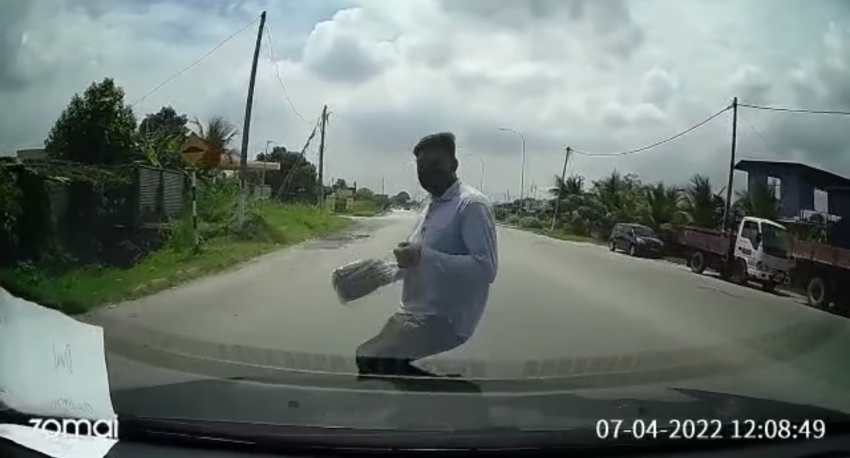 Man throws himself on moving car, group of witnesses suddenly appear – scammers foiled by dashcam video 1444428