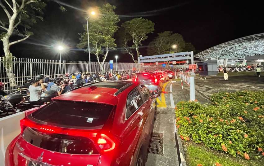 Over 11k crossed Malaysia-Singapore land border in first 7 hours of reopening; queues at Woodlands, Tuas 1438973