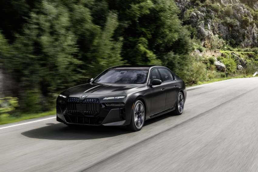 2023 BMW 7 Series: G70 gets Swarovski lights, crystal interior, 31in 8K TV, auto doors with touchscreens! 1446713
