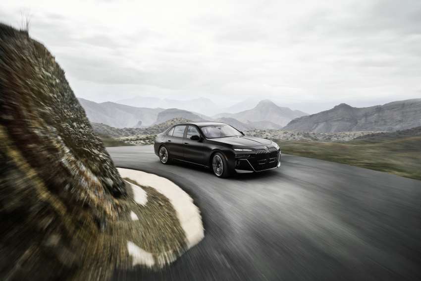 2023 BMW 7 Series: G70 gets Swarovski lights, crystal interior, 31in 8K TV, auto doors with touchscreens! 1446664