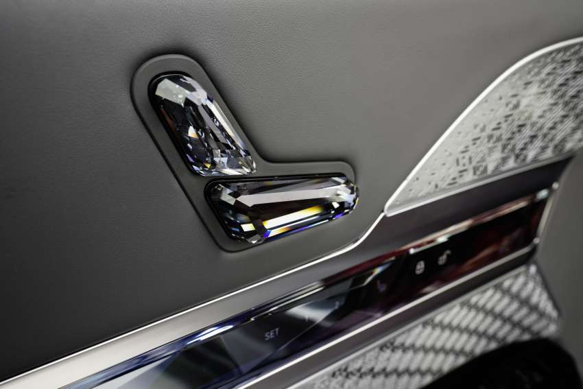 BMW 7 Series G70 2023 diperkenal – konsep rekaan baru, lampu Swarovski, TV 8K 31 inci di belakang 1447373