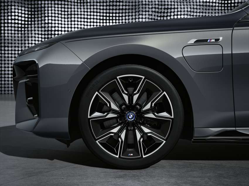 BMW 7 Series G70 2023 diperkenal – konsep rekaan baru, lampu Swarovski, TV 8K 31 inci di belakang 1447483
