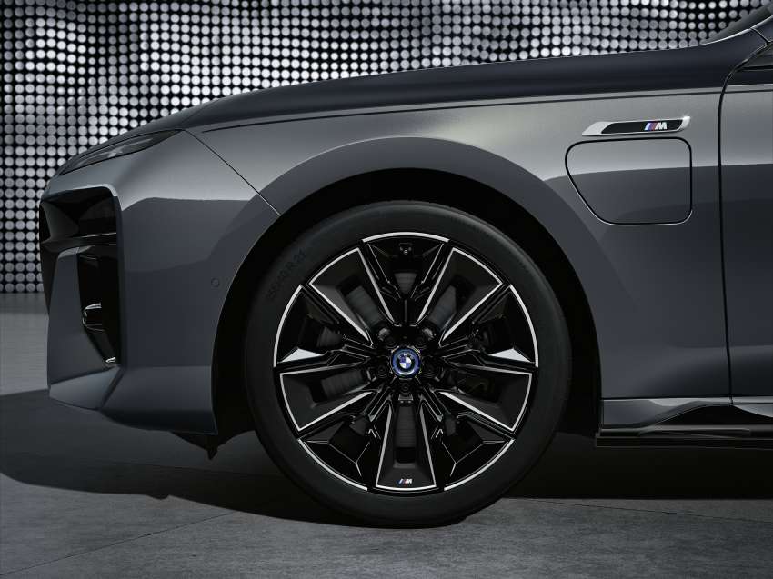 BMW 7 Series G70 2023 diperkenal – konsep rekaan baru, lampu Swarovski, TV 8K 31 inci di belakang 1447481