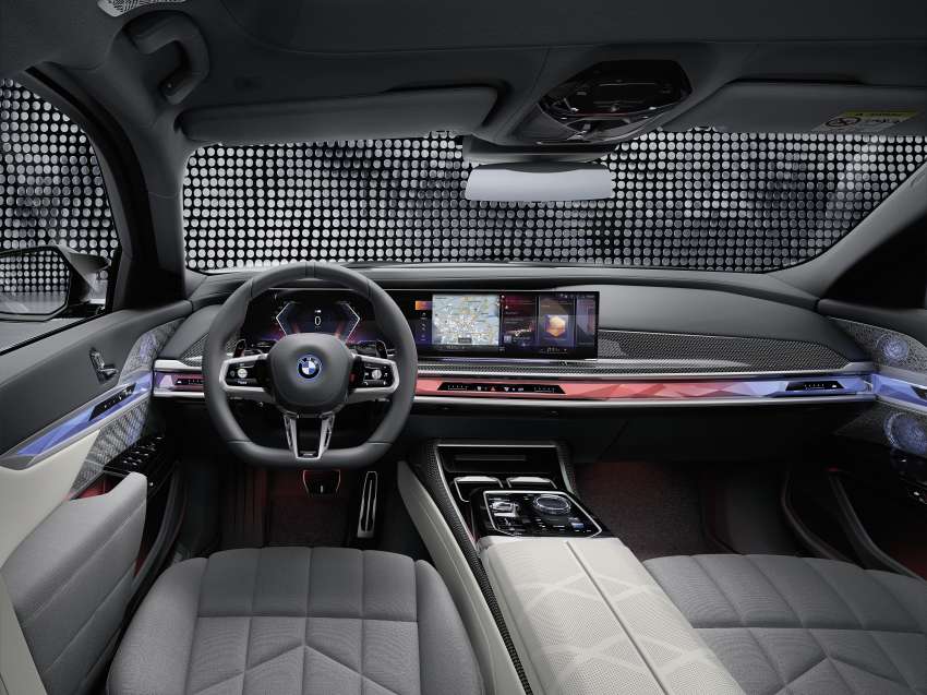 BMW 7 Series G70 2023 diperkenal – konsep rekaan baru, lampu Swarovski, TV 8K 31 inci di belakang 1447487